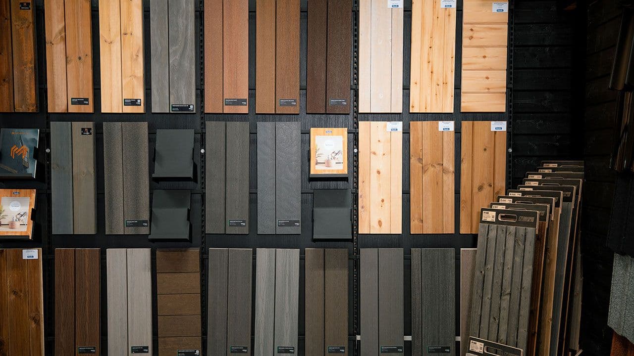 Utstilling av terrassebord i Byggtorget byggevarehus.