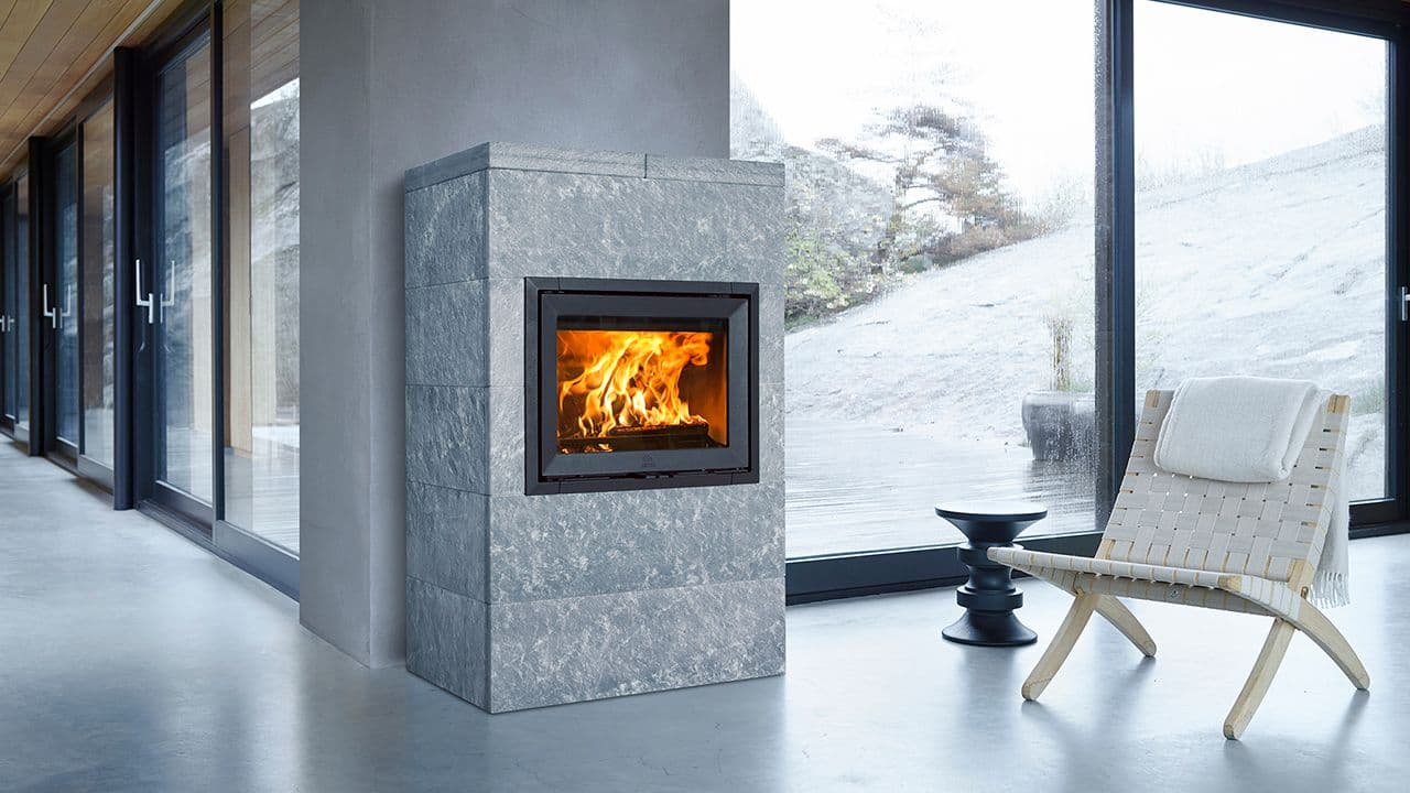 Stor steinpeis og vinduer med store flater.