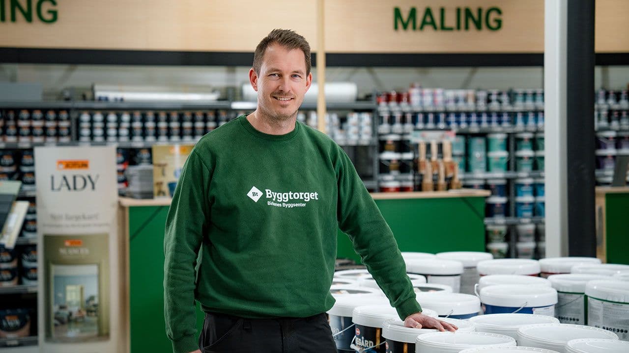 Byggtorget-ansatt i malingsavdelingen.