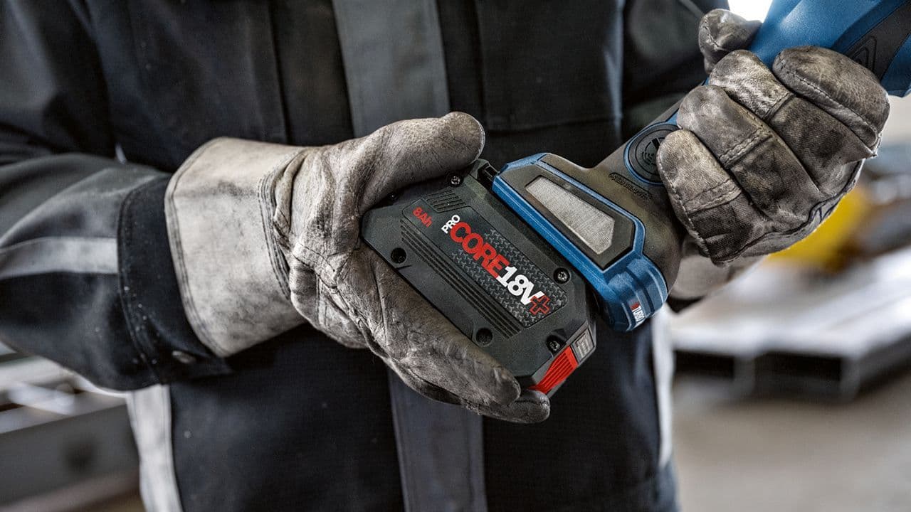 En som holder et verktøy