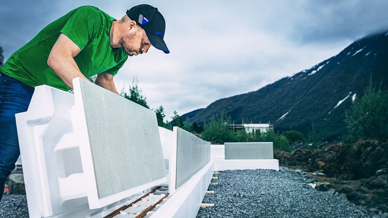 en mann som monterer