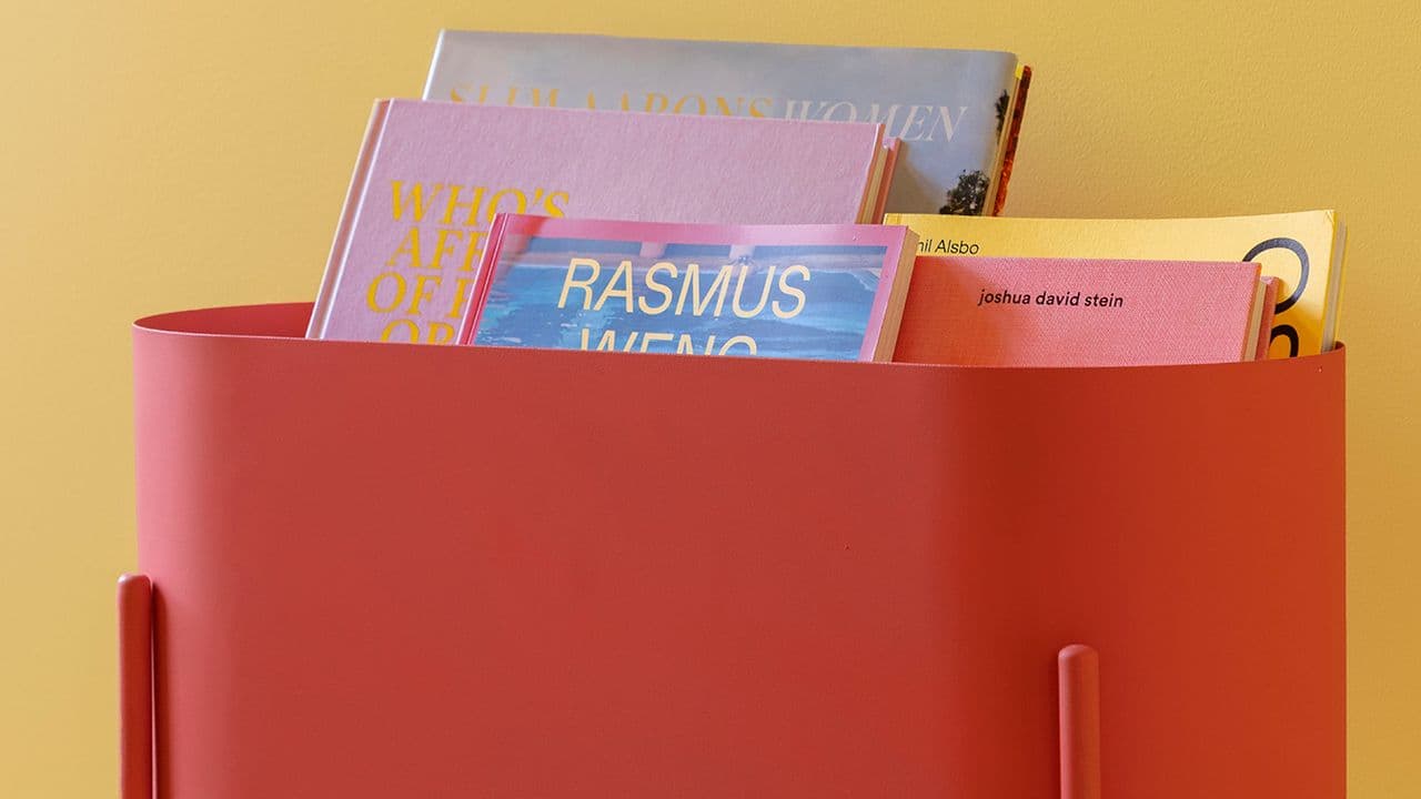 Plantekasse i metall som er spraymalt med 6050 Varm Korallrød fra Quick Bengalack.