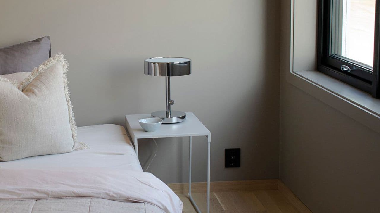 Seng med nattbord ved siden av