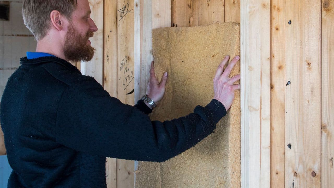 En mann som legger isolasjon