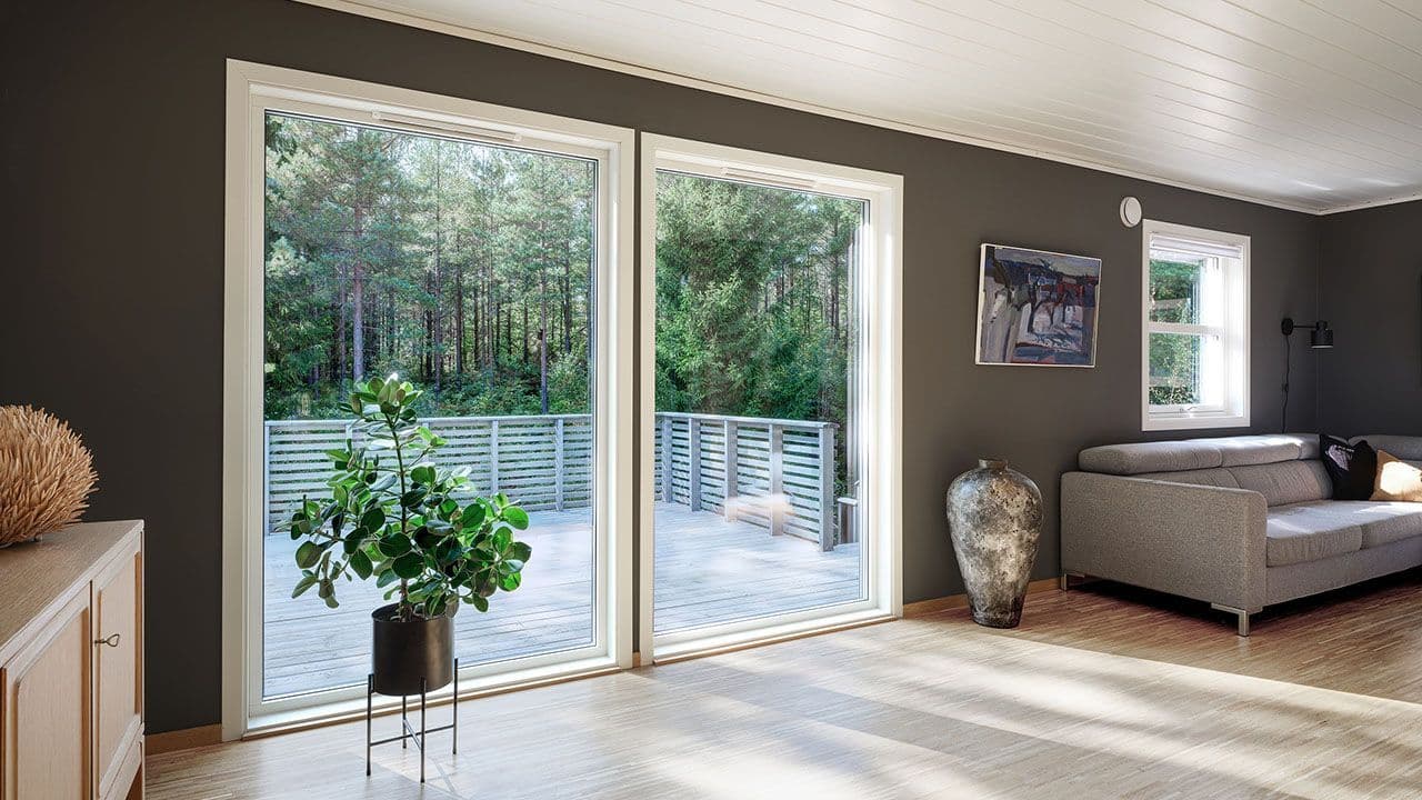 Stue med store vinduer