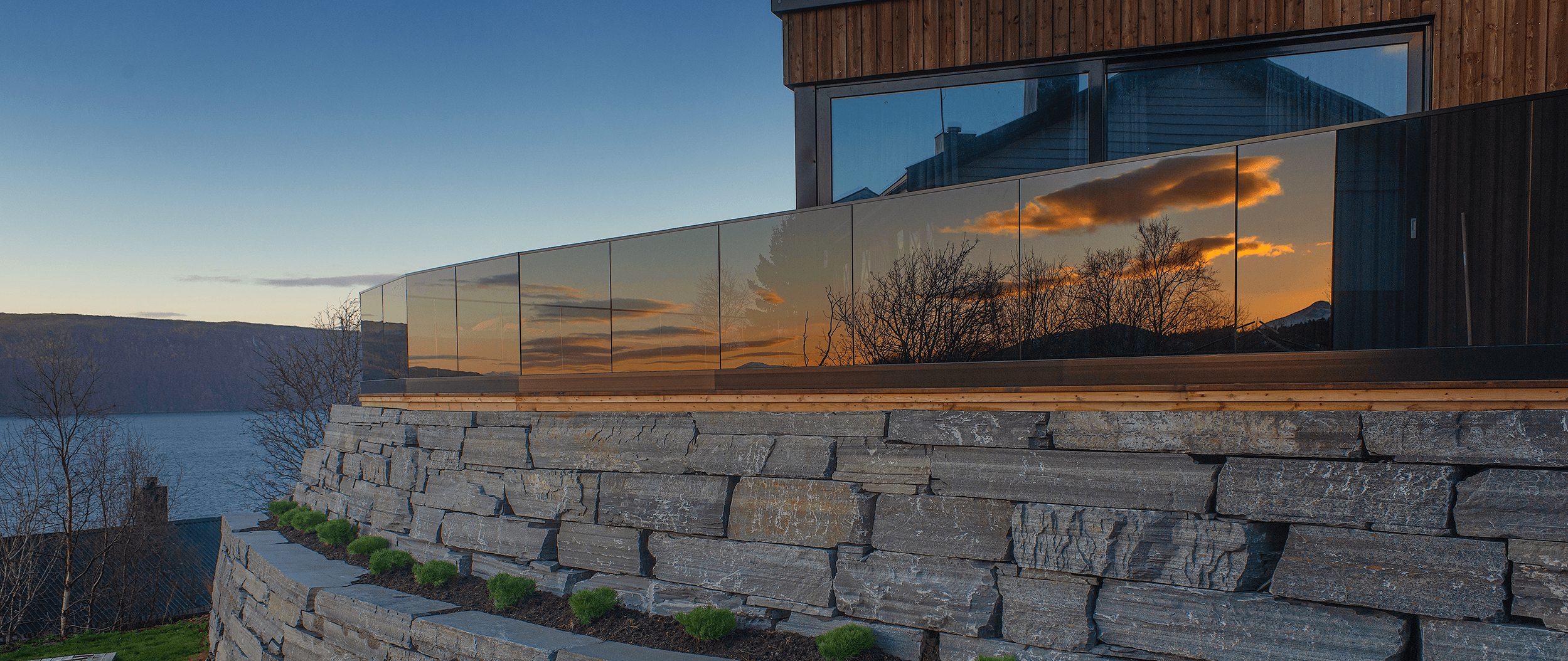 glassrekkverk i solnedgang