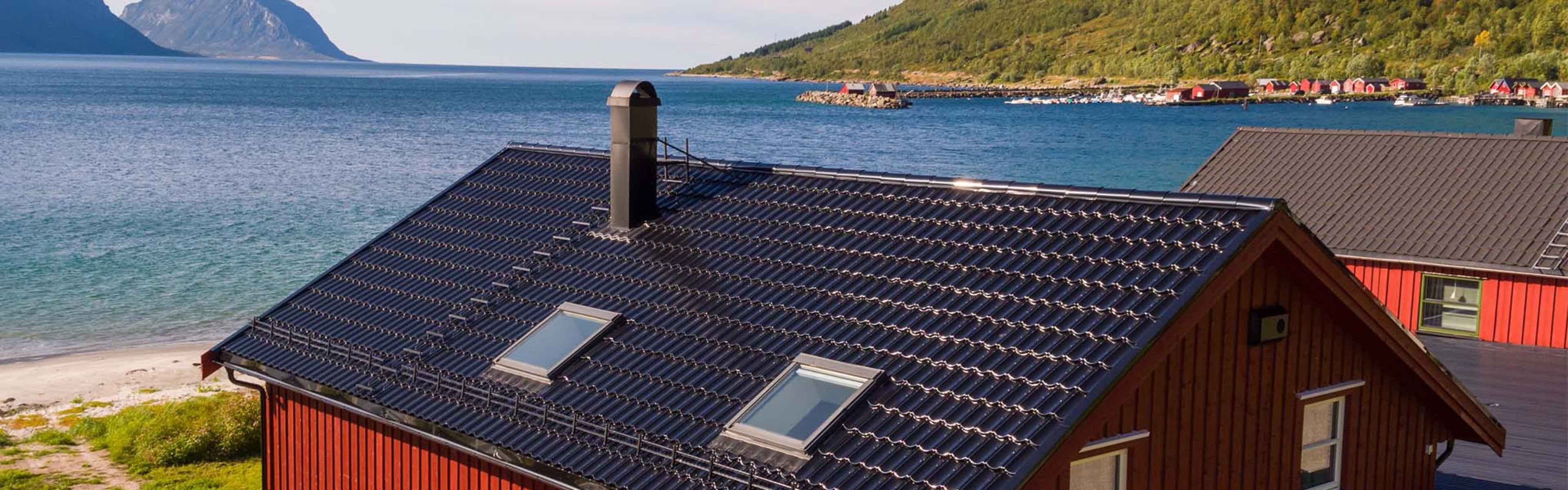 Rødt hus med nytt tak.