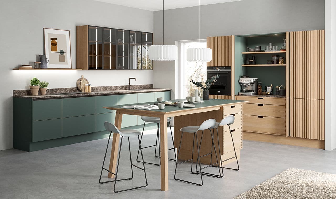 moderne kjøkken som kombinerer slette fronter og spilefronter