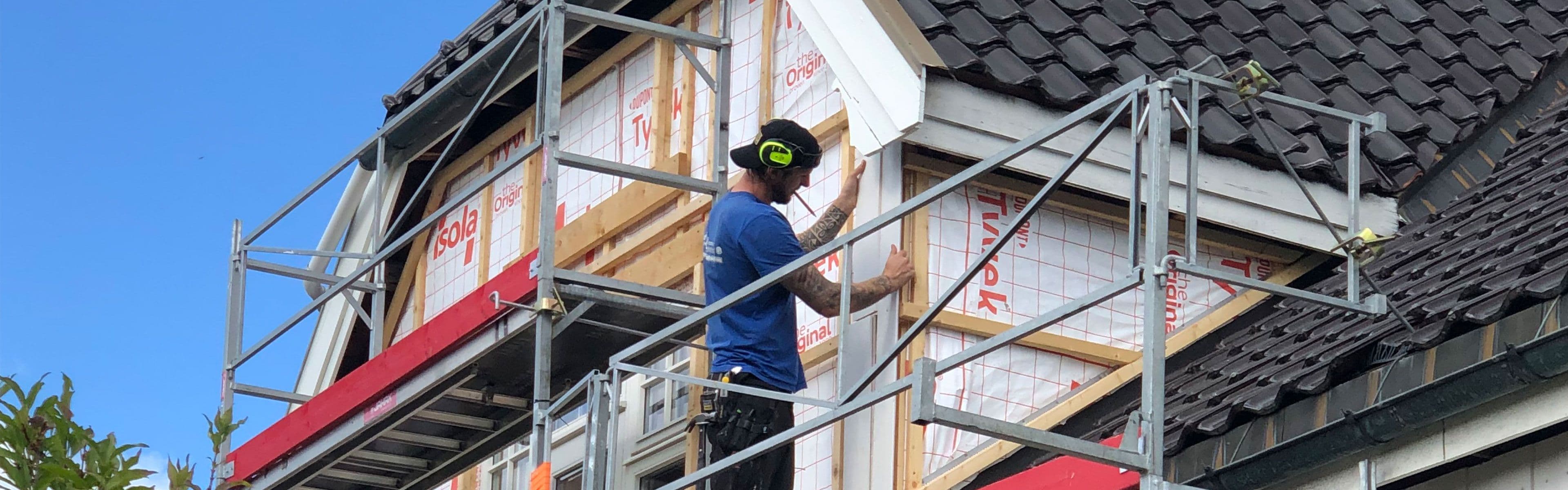 Vindsperre på vegg som bygges.