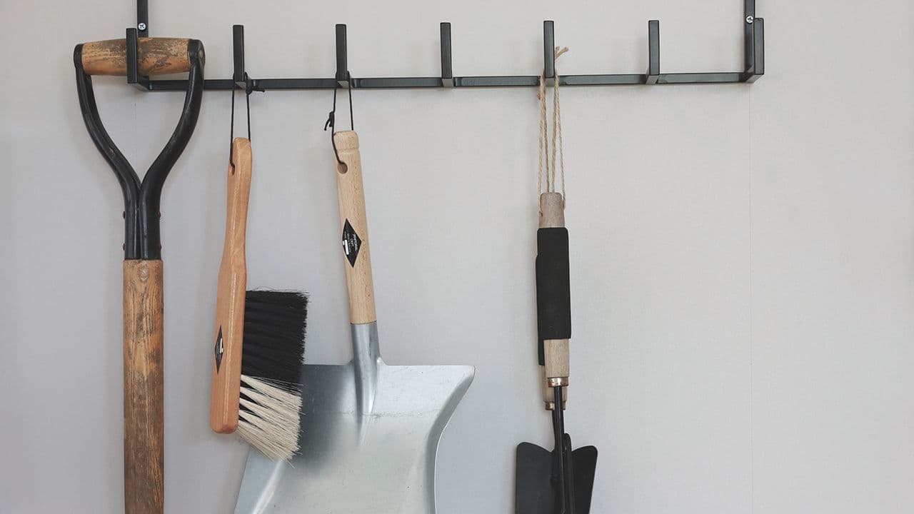 Forestia eliteX veggplater til landbruk med knaggrekke med tunge redskaper.