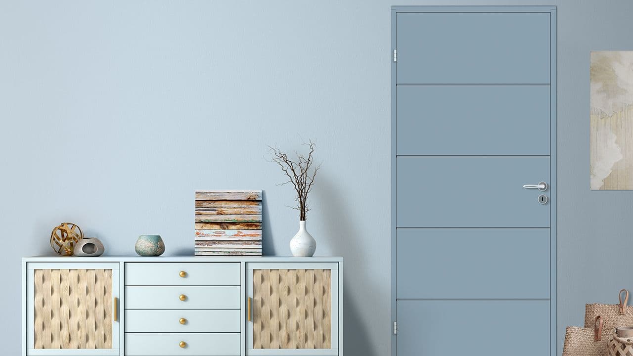 Blått oppbevarings møbel og blå dør