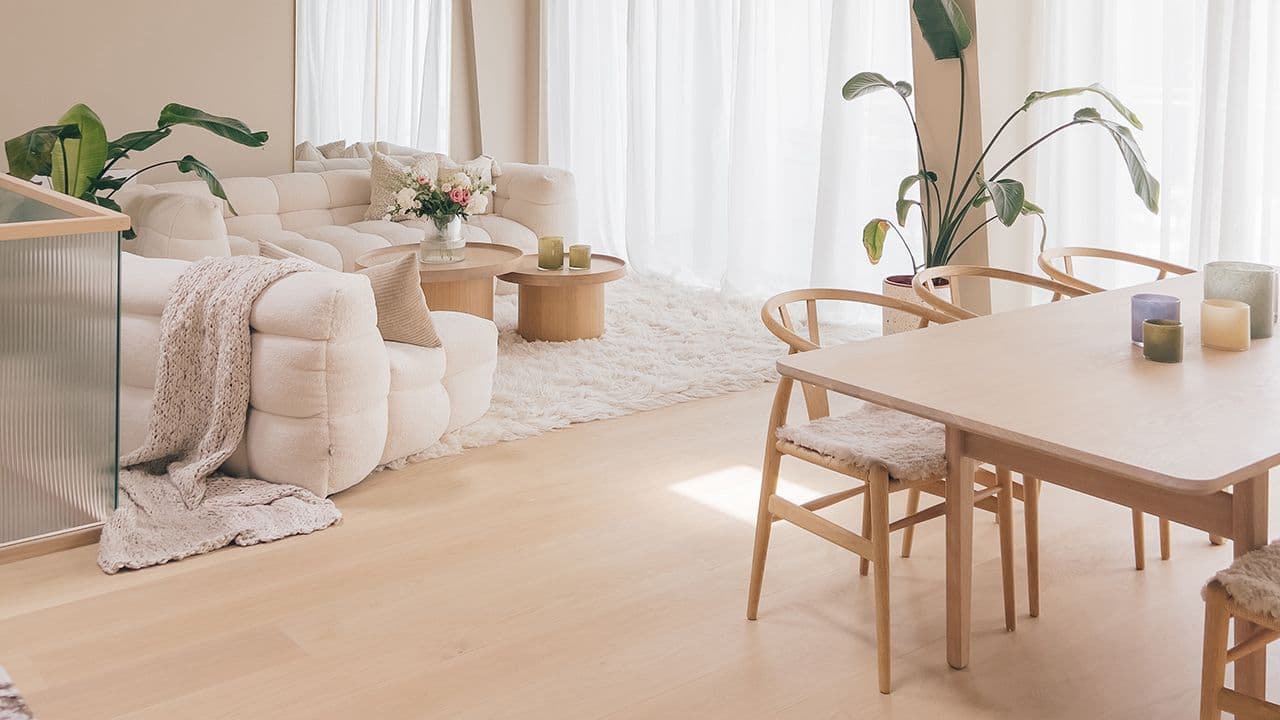 Stue med sofa og bord