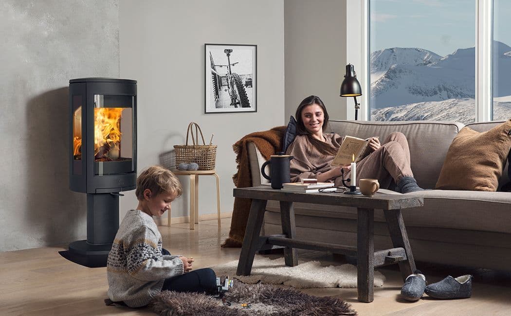 Stue med to personer og en peisovn