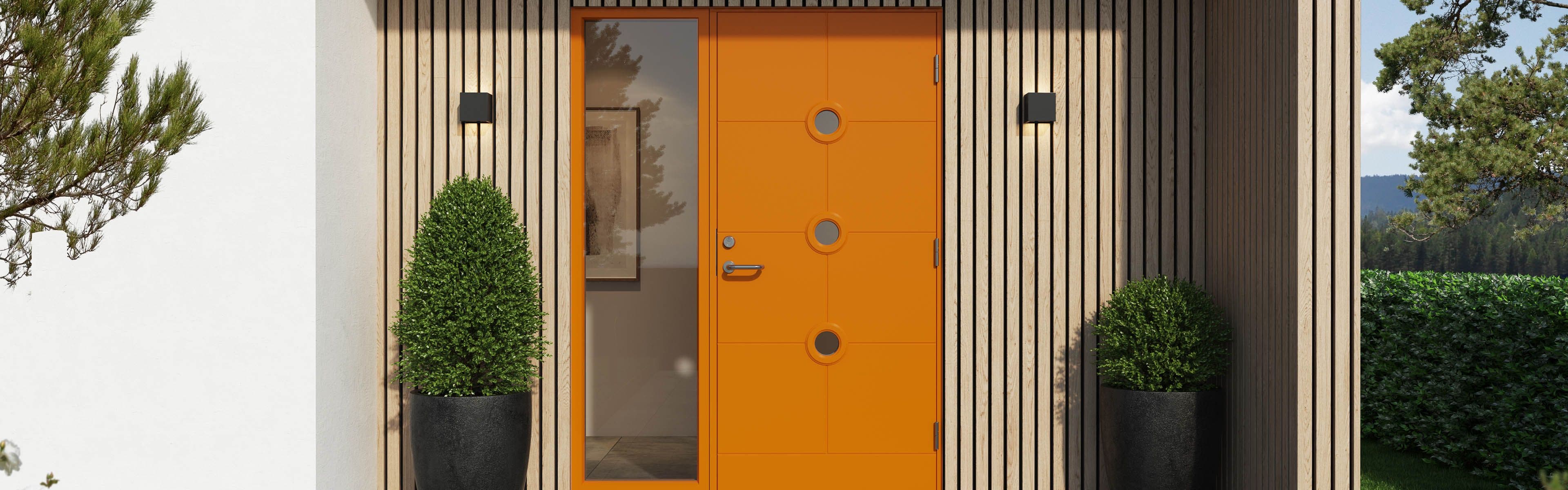 Orange ytterdør med sidefelt på hvitt murhus med spilevegger ved inngangspartiet.