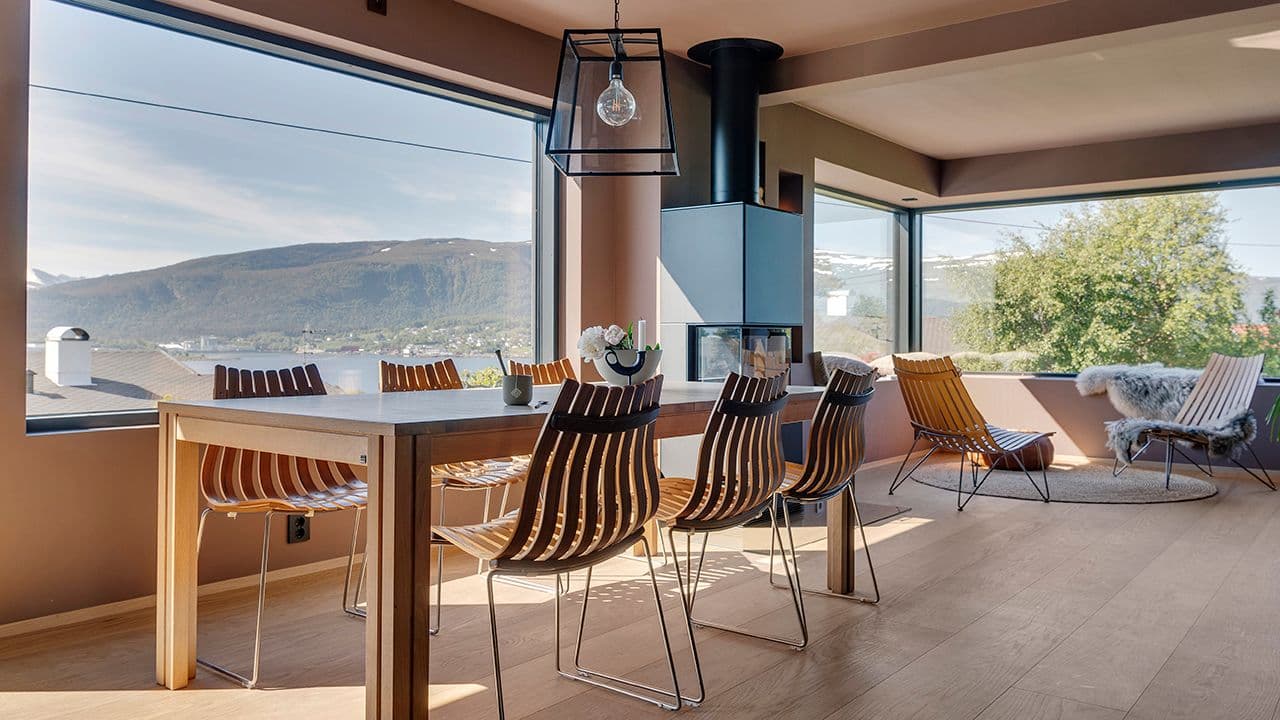 Store vinduer i moderne spisestue.