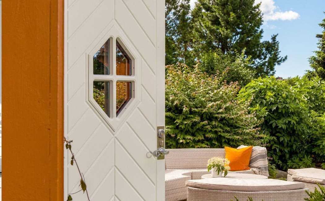 ytterdør ut mot en hage