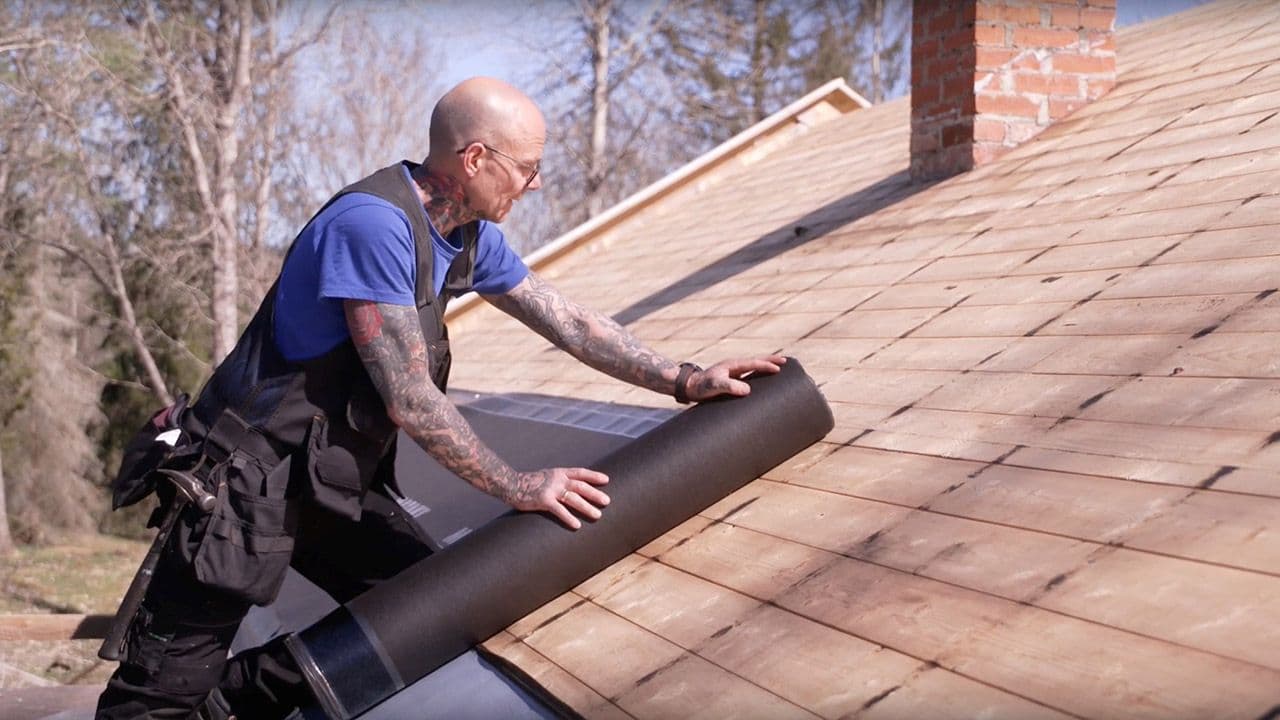 Håndverker som monterer Haloten Pro easyfix underlagsbelegg.