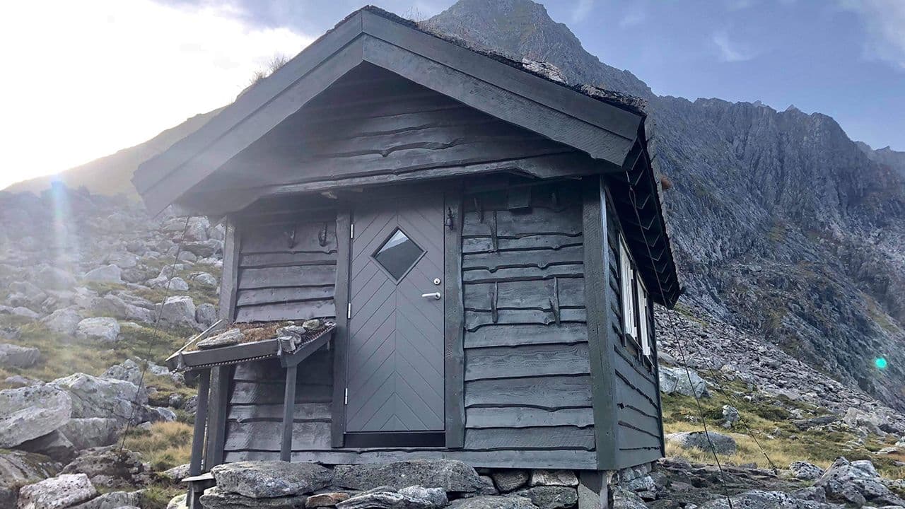 Fjellhytte med ytterdør med glass.
