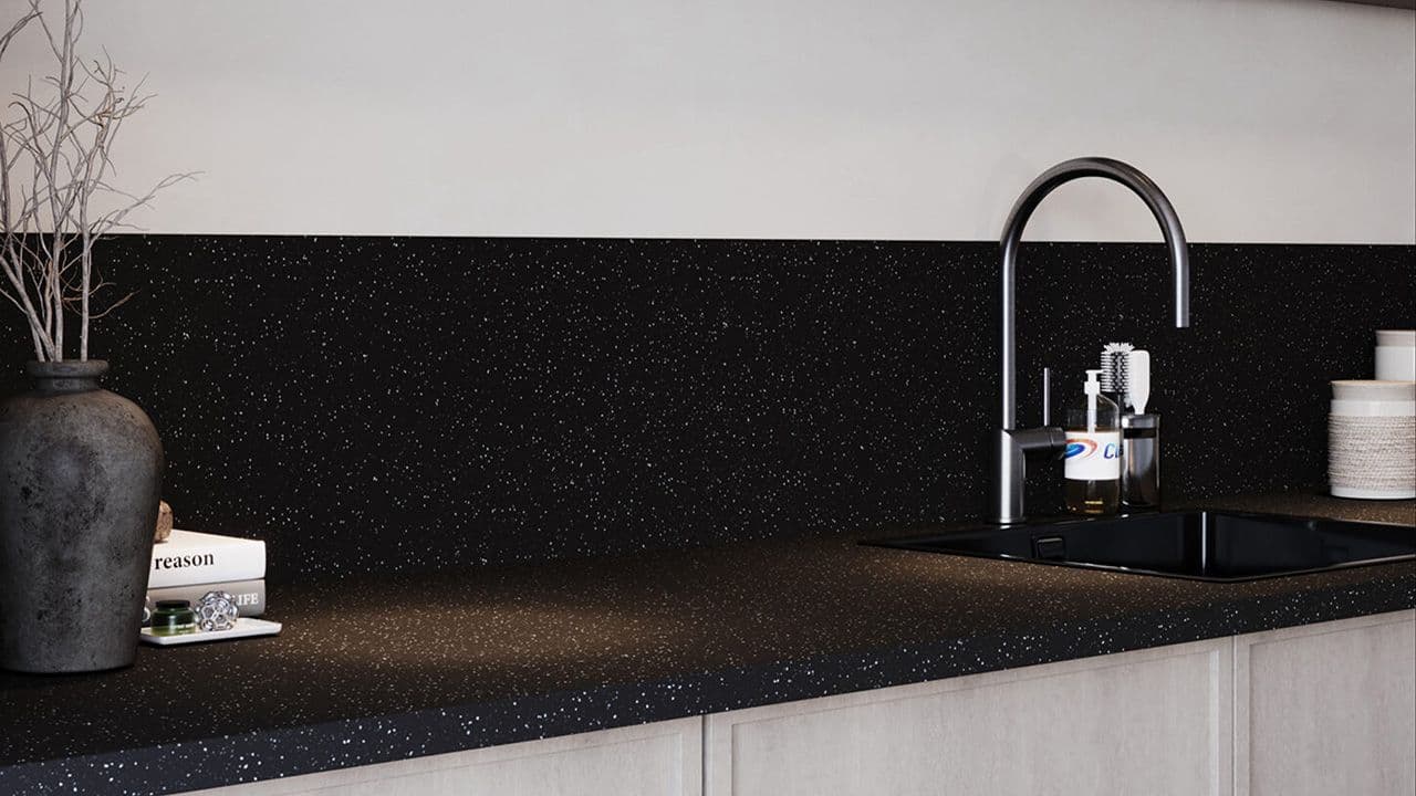 Kjøkkenbenk med splashboard i granite dark.