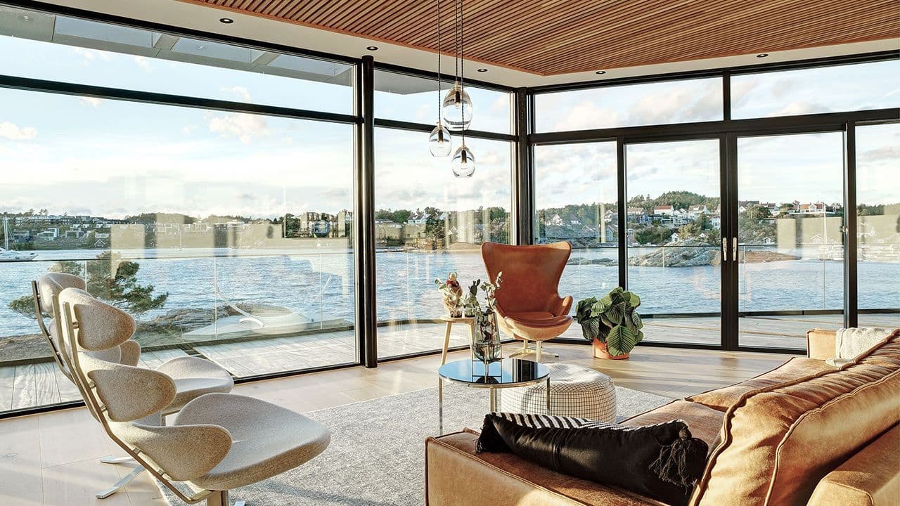 Stue med store vinduer