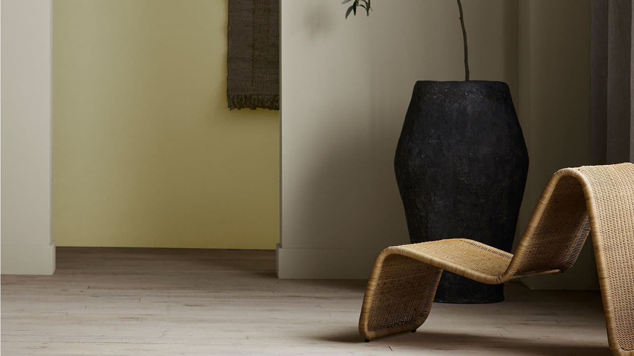 Oppholdsrom med baststol og den nye nøytrale trendfargen 12290 Antwerp Beige fra Jotun.