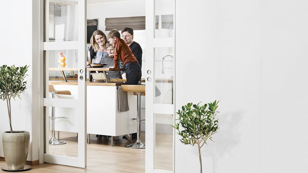 Dobbel innerdør med glass og sprosser.