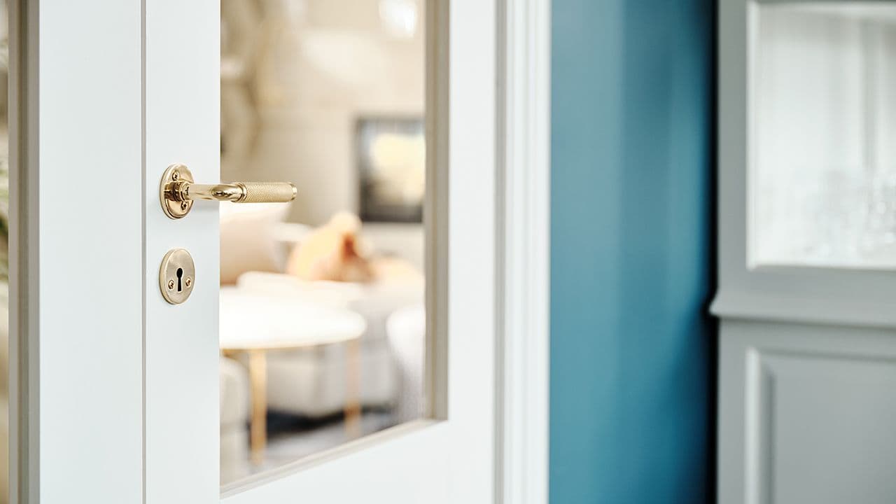 Innerdør med glass åpner opp mot stuen.