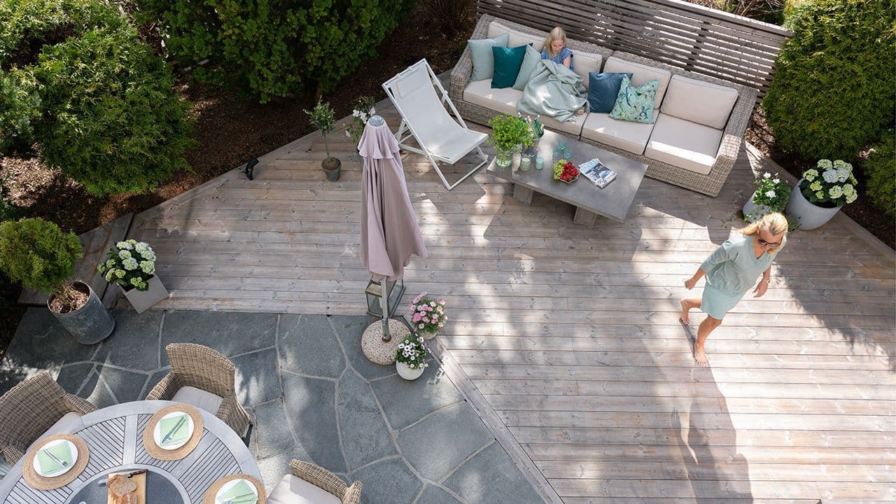 Terrasse med utemøbler