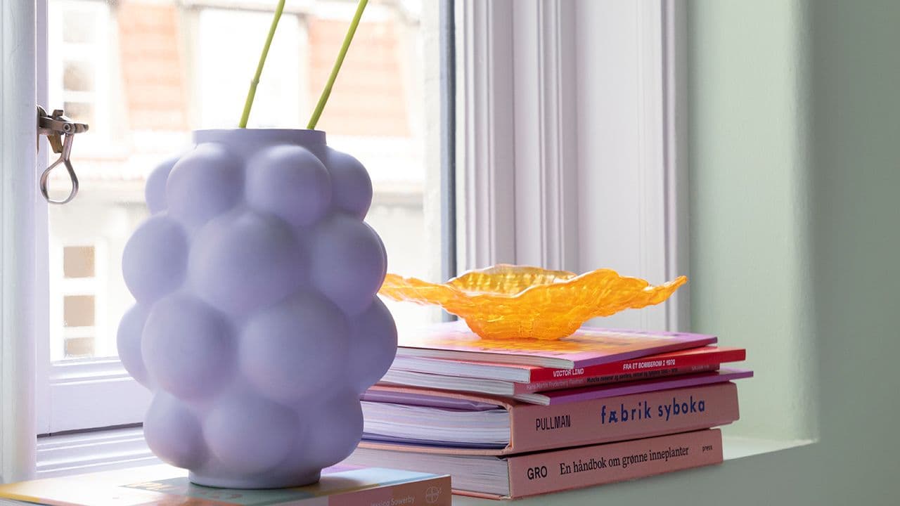 Vase i vinduskarm malt med 5631 Fiol lillafarge fra Quick Bengalack.