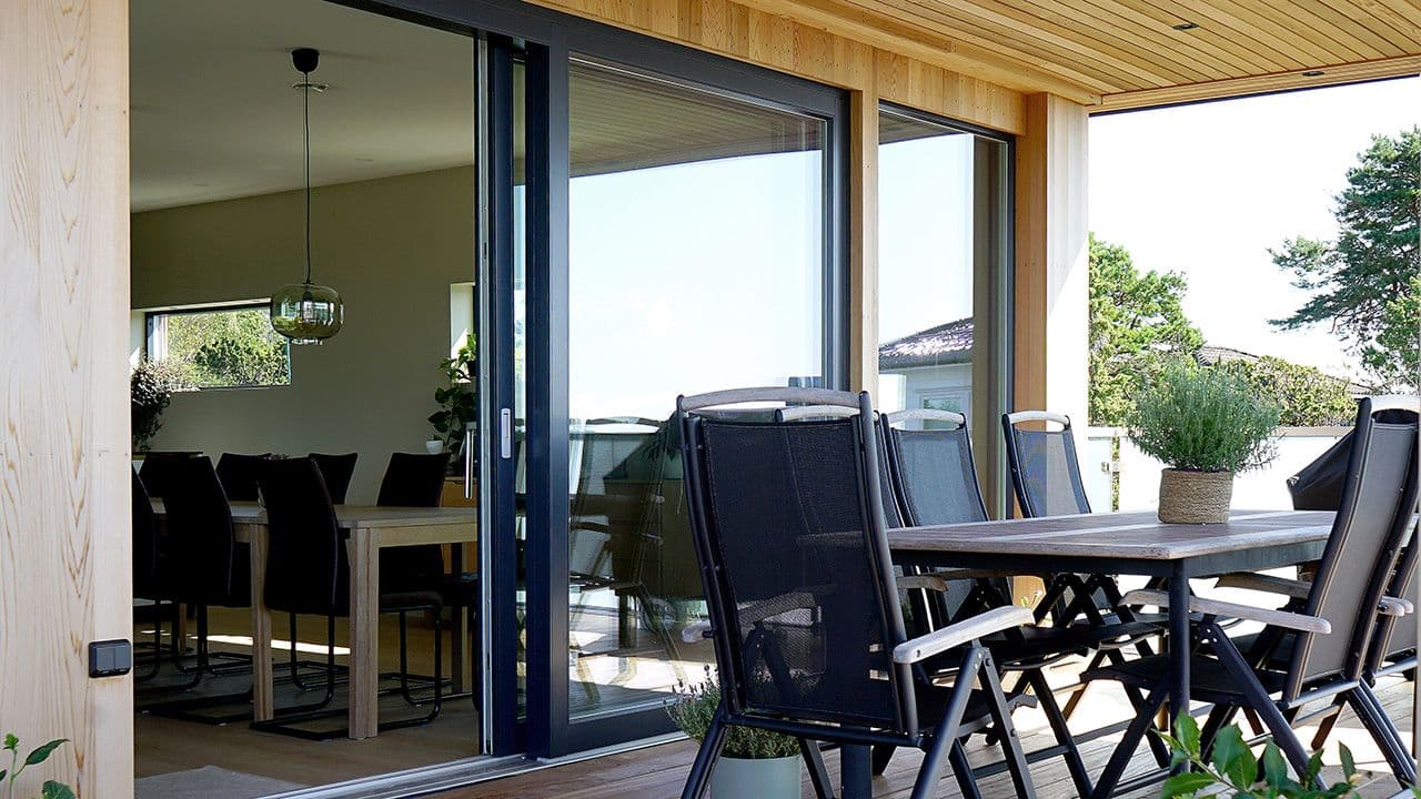 Moderne verandadør med skyvedør i sort aluminium.