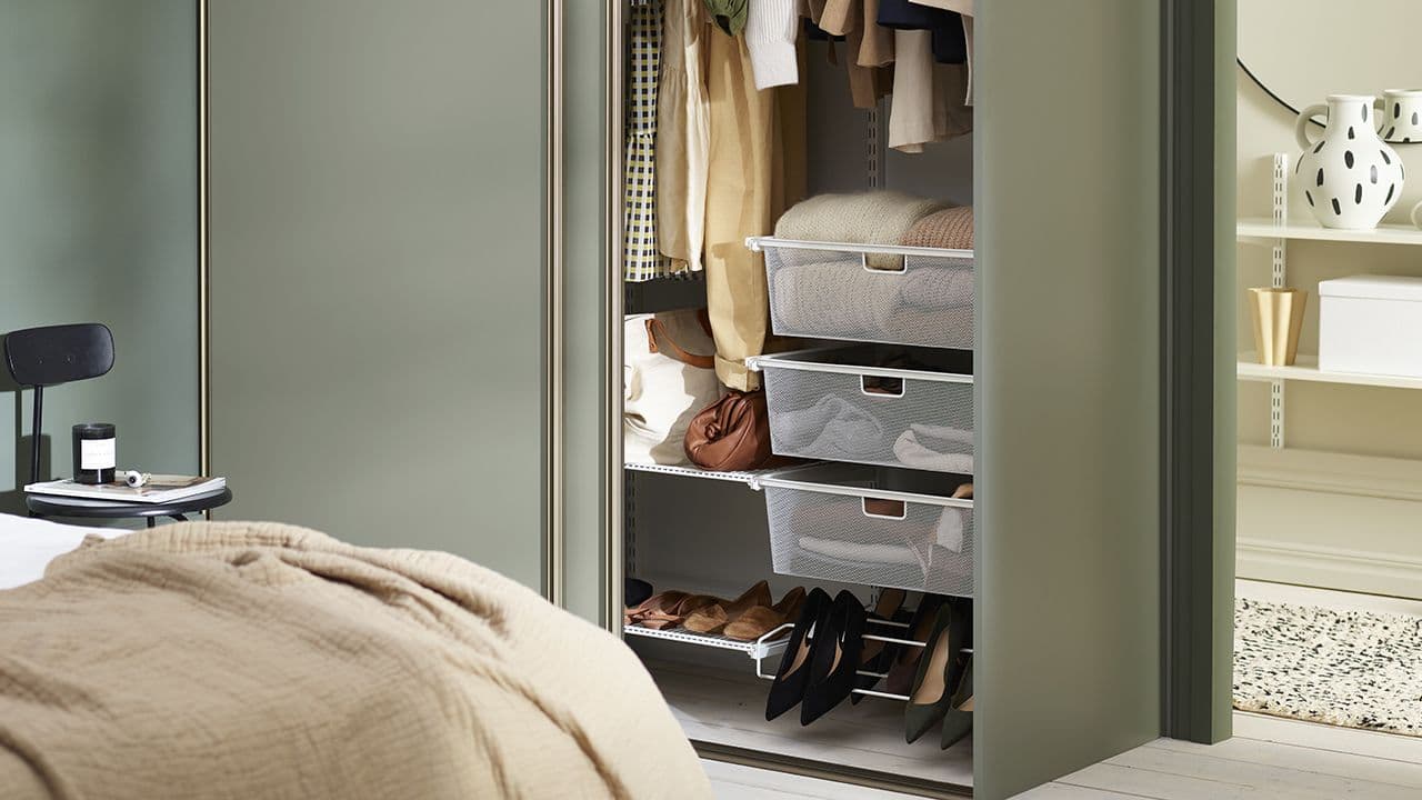 Garderobe i grønt med samme farge som veggene fra Elfa.