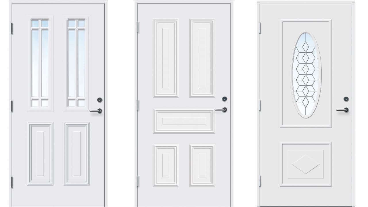 Tre hvite ytterdører i klassisk stil med glass og profil.