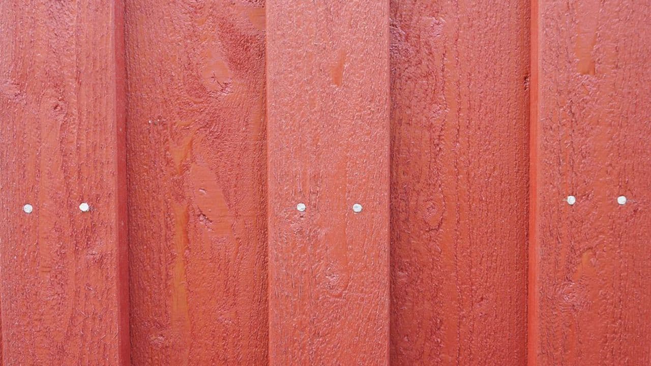 Rød tømmermannskledning.