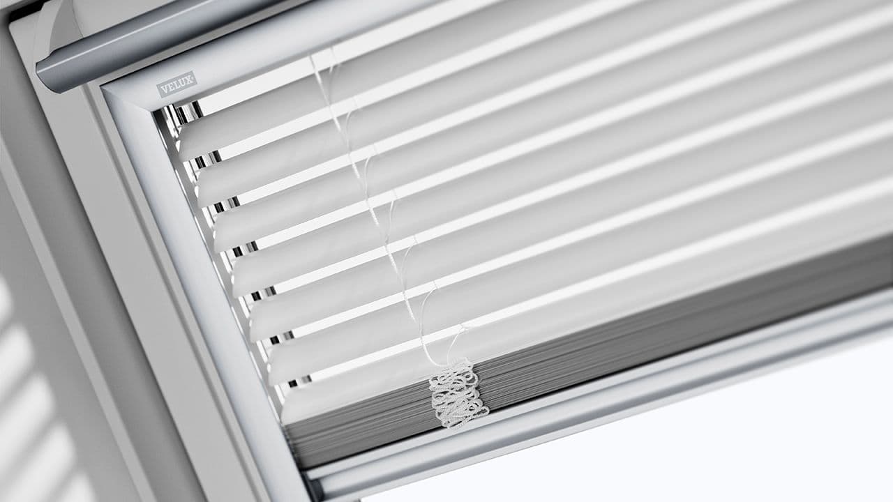 Vindu med persienne for innvendig solskjerming.