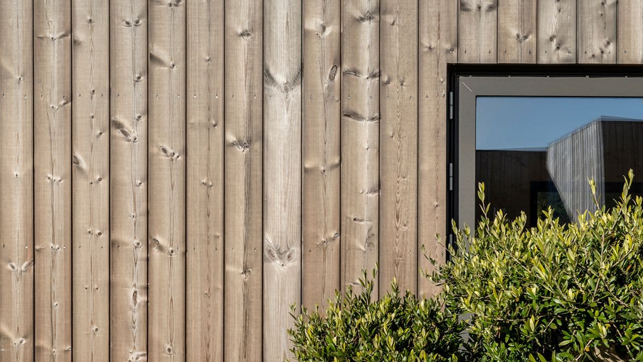 Nærbilde av hus med malmfuru som er en vedlikeholdsvennlig kledning.