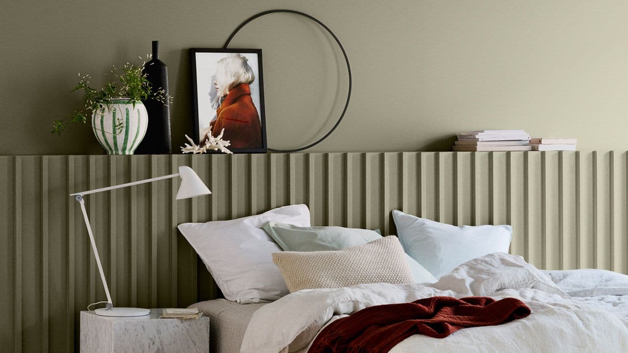 Grønt soverom i fargen 8302 Laurbær fra Jotun.