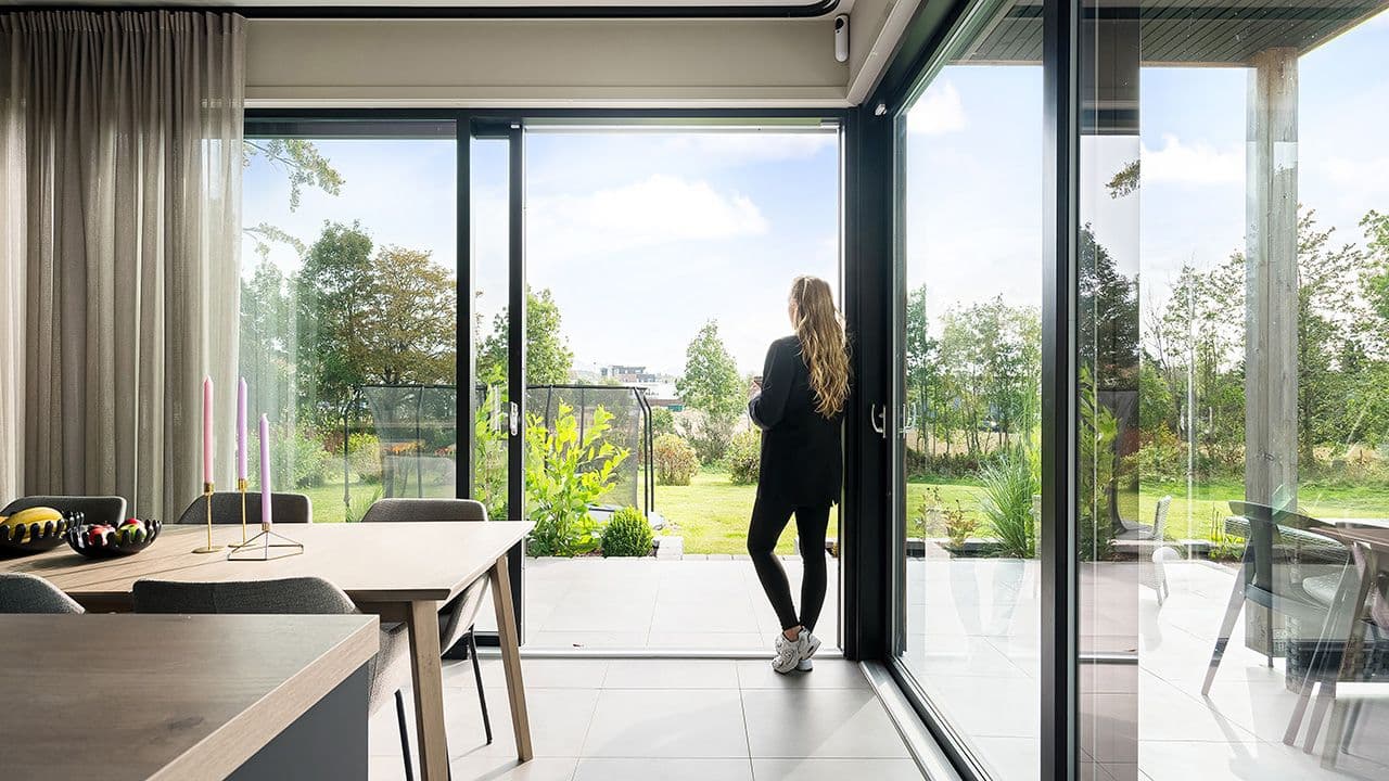 Moderne hus med verandadør med skyvedør i sort aluminum.